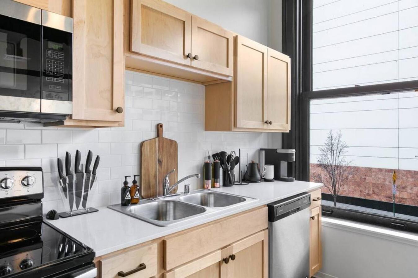 Spacious Modern Loft With Downtown Views And Wifi