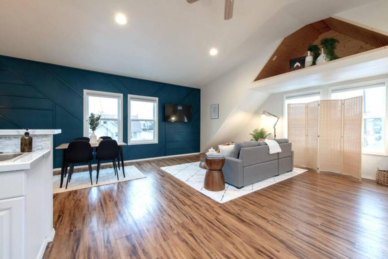 Apartment U-district Loft Near Gu W Self Check-in And Wifi