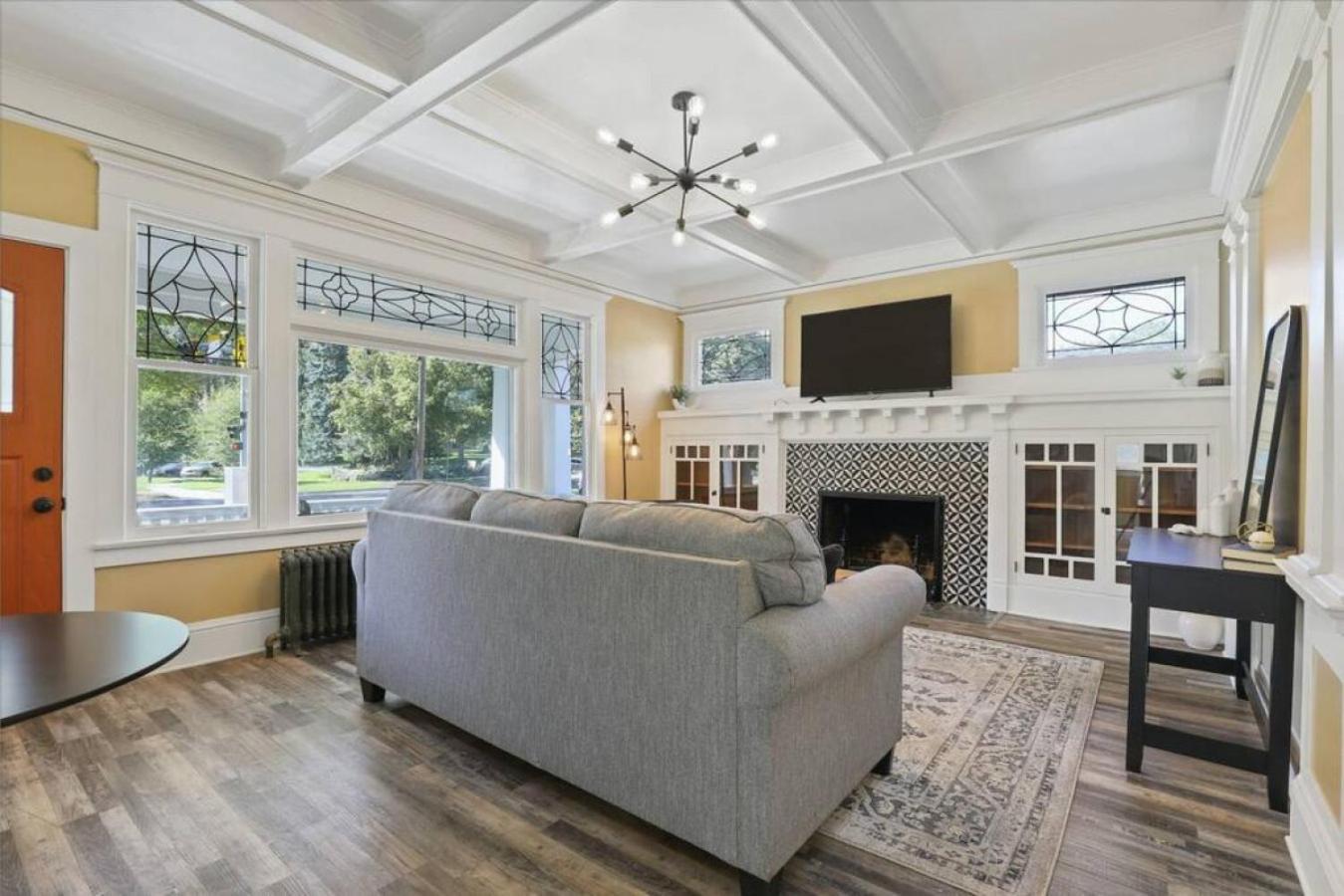 Stunning Craftsman In Manito Free Parking Apartment