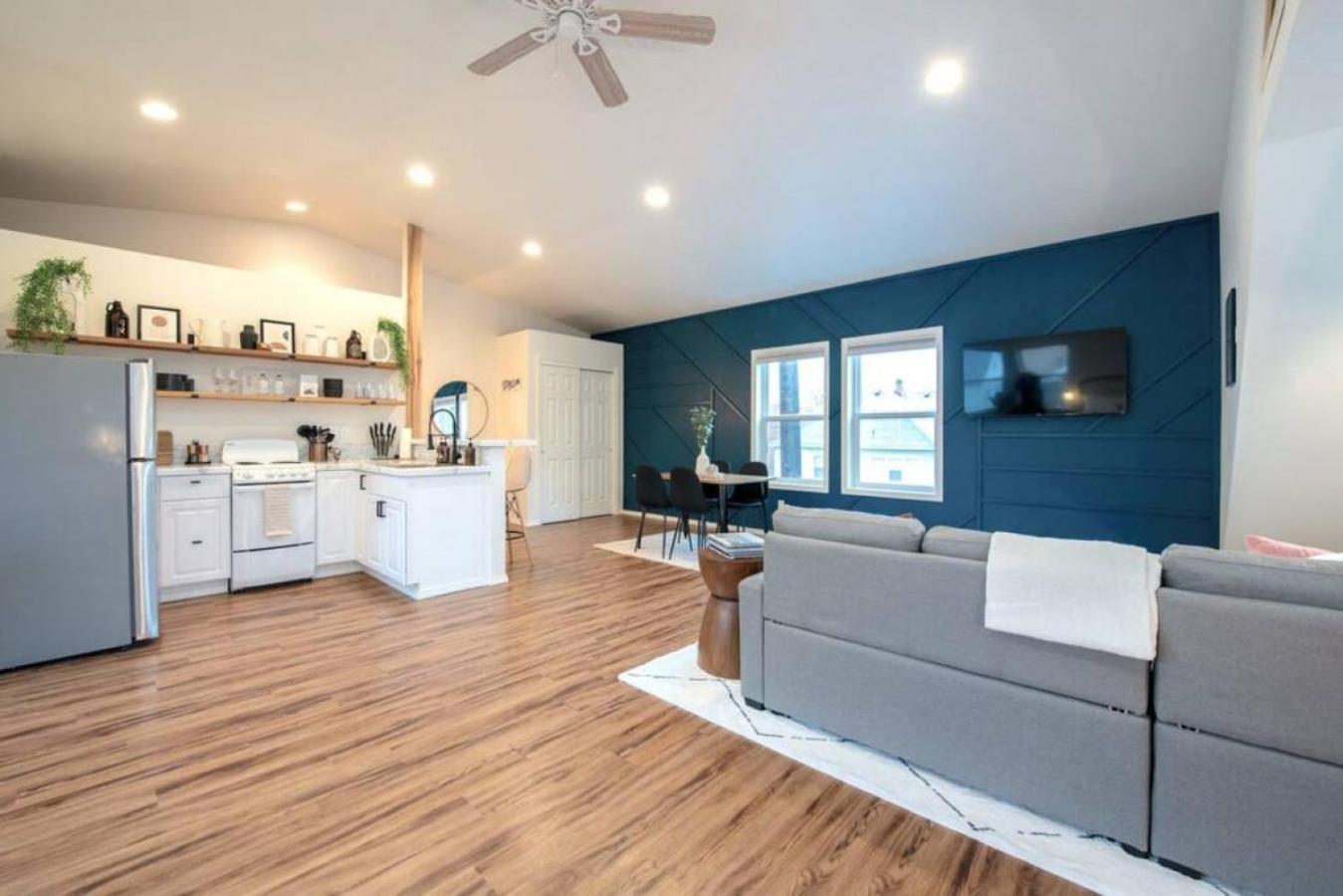 Apartment U-district Loft Near Gu W Self Check-in And Wifi