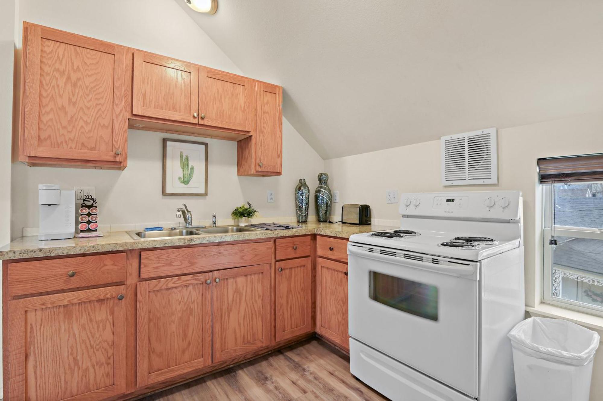 Maple Leaf Manor Suites Apartment