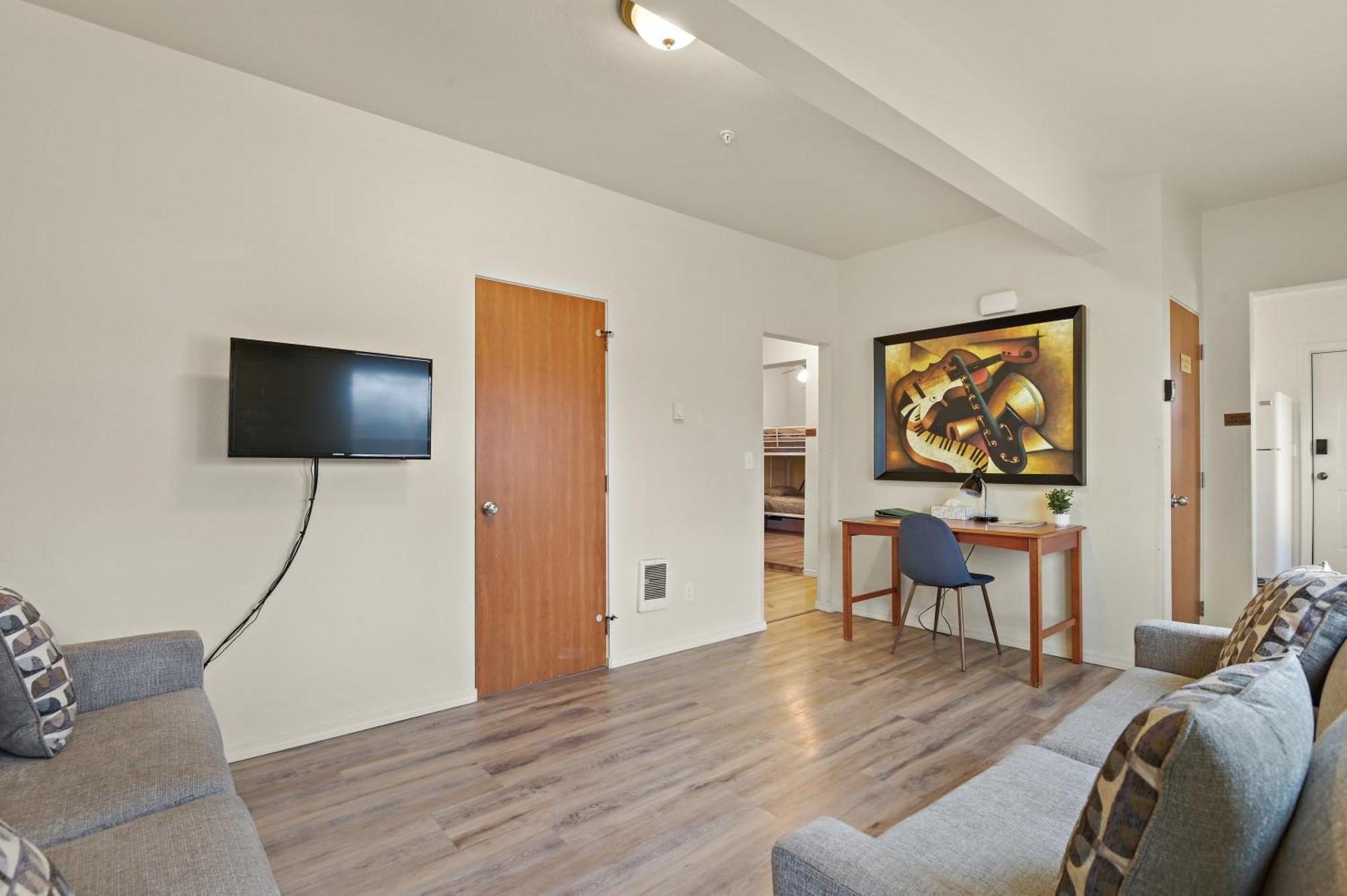 Maple Leaf Manor Suites *
