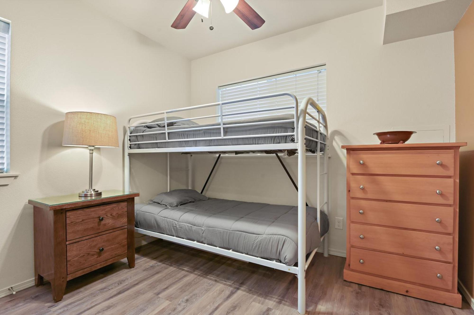 Maple Leaf Manor Suites Apartment