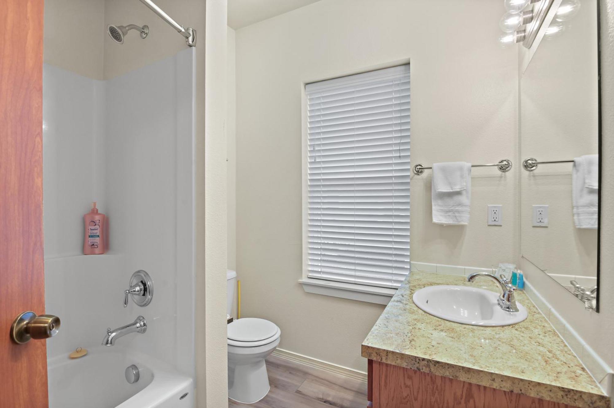 Apartment Maple Leaf Manor Suites
