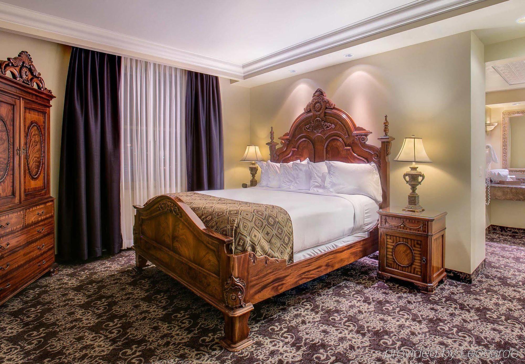 The Davenport Tower, Autograph Collection 4*