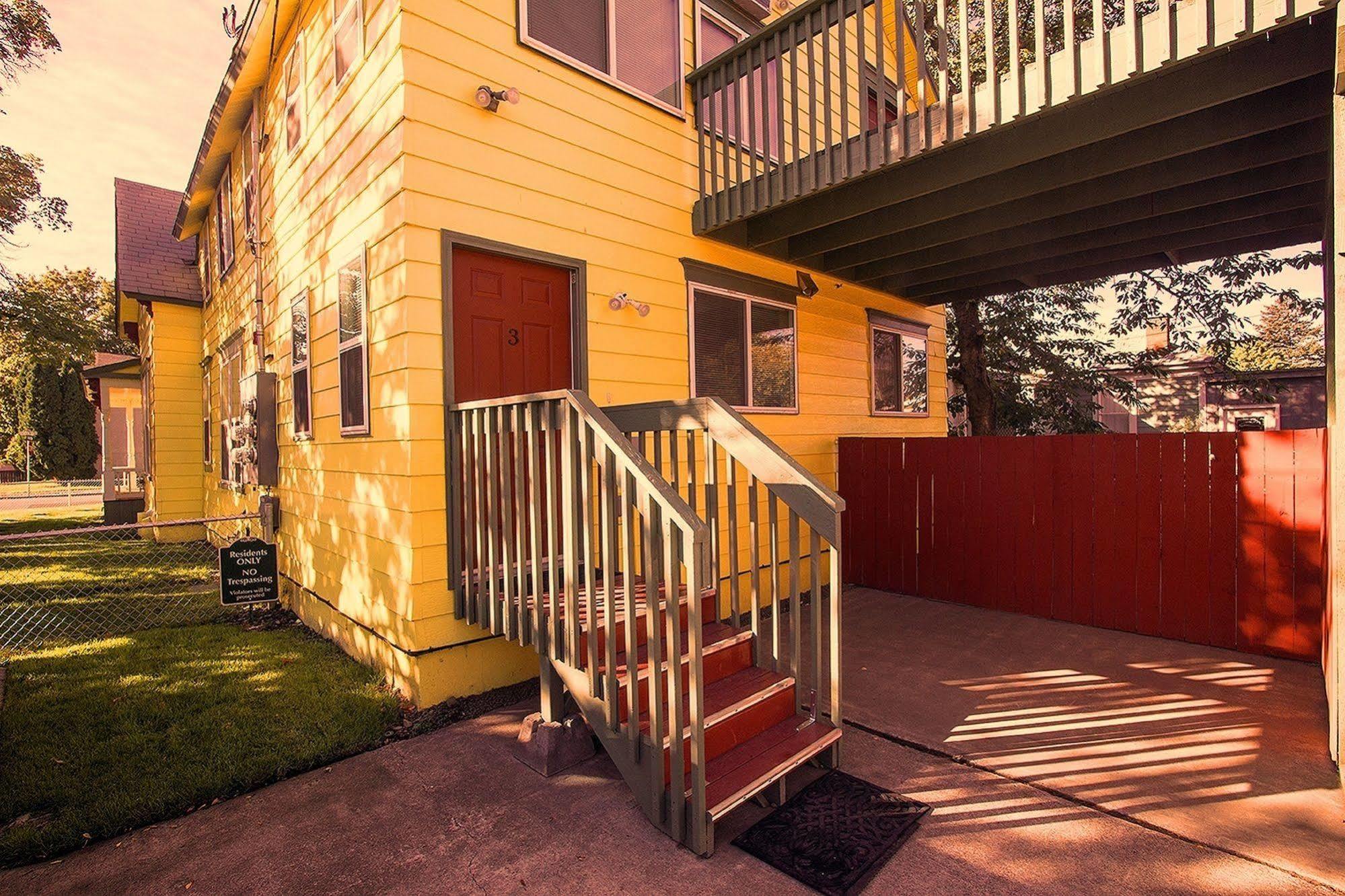 Maple Leaf Manor Suites *