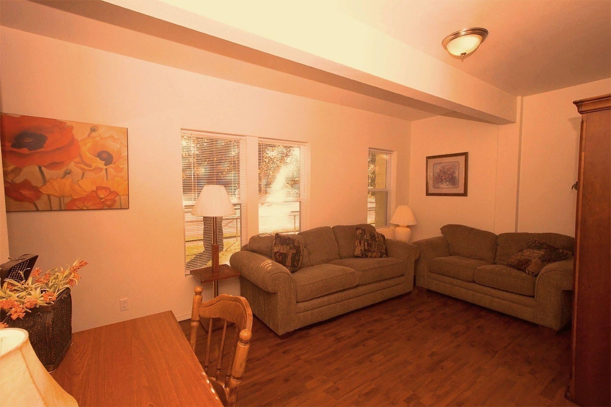 Apartment Maple Leaf Manor Suites