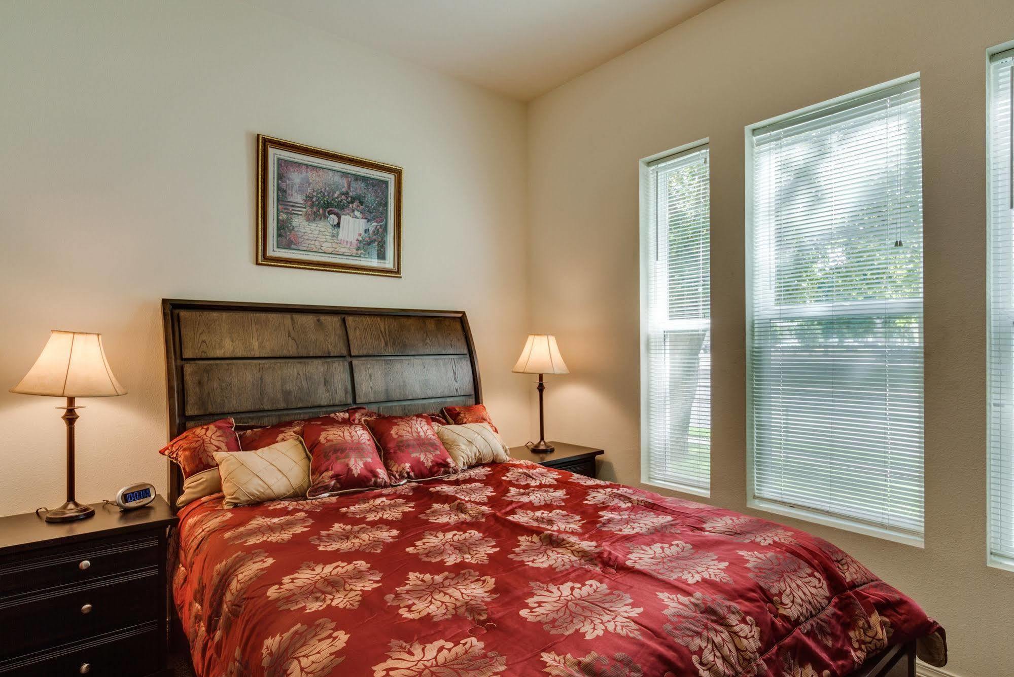 Maple Leaf Manor Suites *
