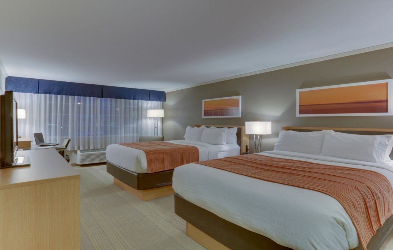 Express Airport By Ihg Hotel 3*