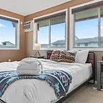 Modern Amenities Gas Fireplace Central Location