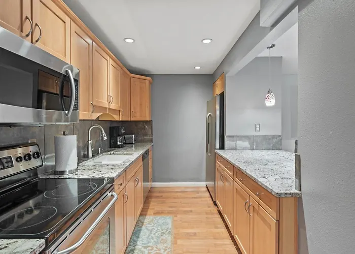 Modern Amenities Gas Fireplace Central Location
