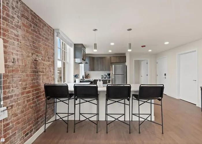Luxury W King Beds, Pool Table, Central Downtown!