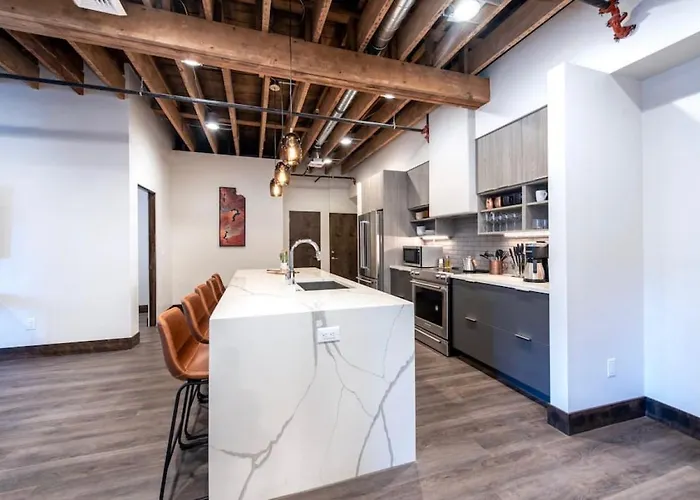Historic Downtown Loft With King Bed And Wifi