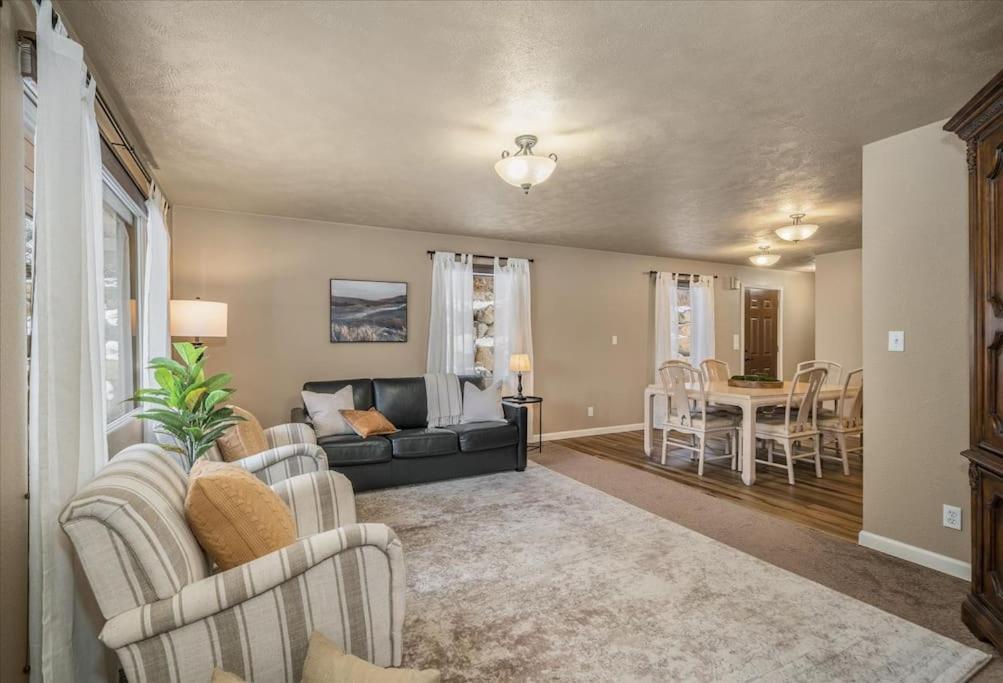 Theatrical Escape South Hill Near Downtown Holiday home *