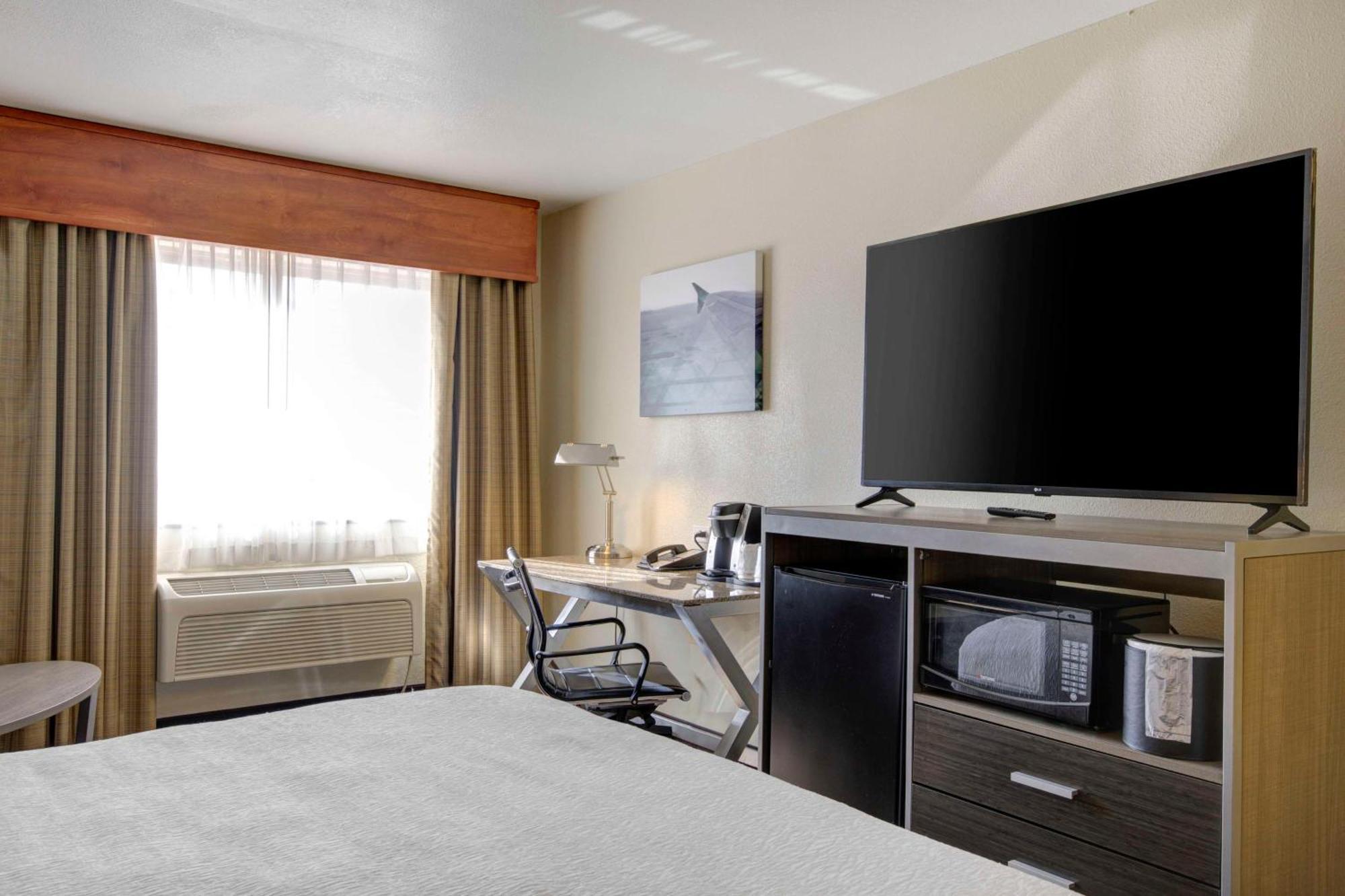Western Peppertree Airport Hotel 3*