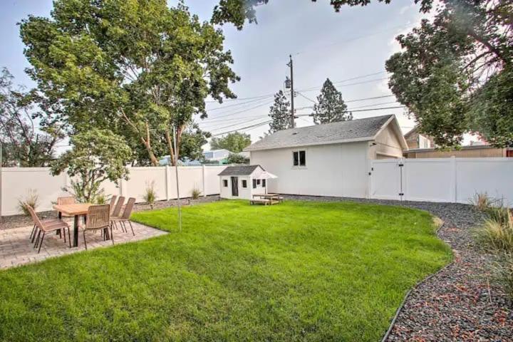 Holiday home Cheerful 3 Bedroom With Backyard Oasis