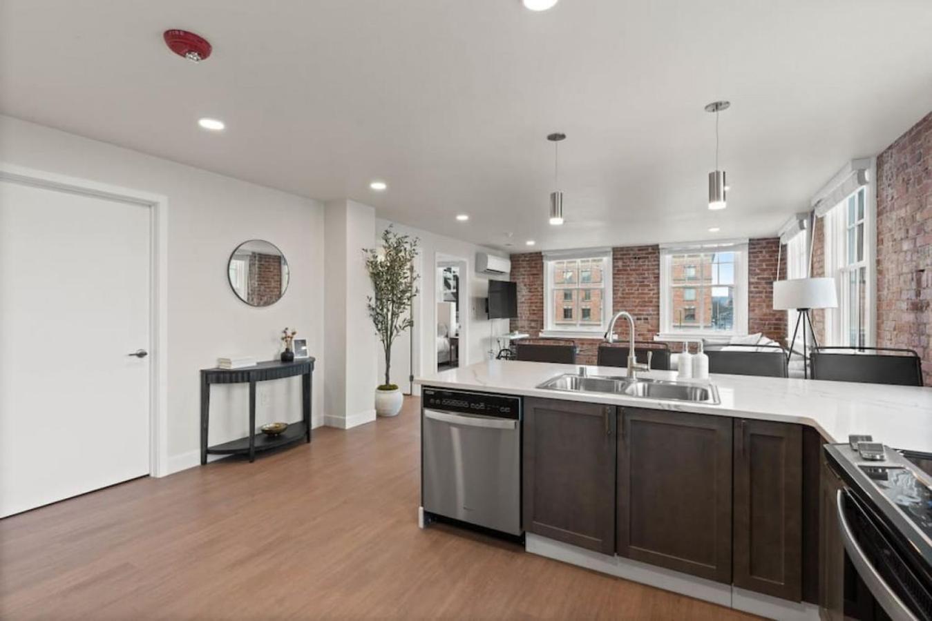 Luxury W King Beds, Pool Table, Downtown! * Spokane