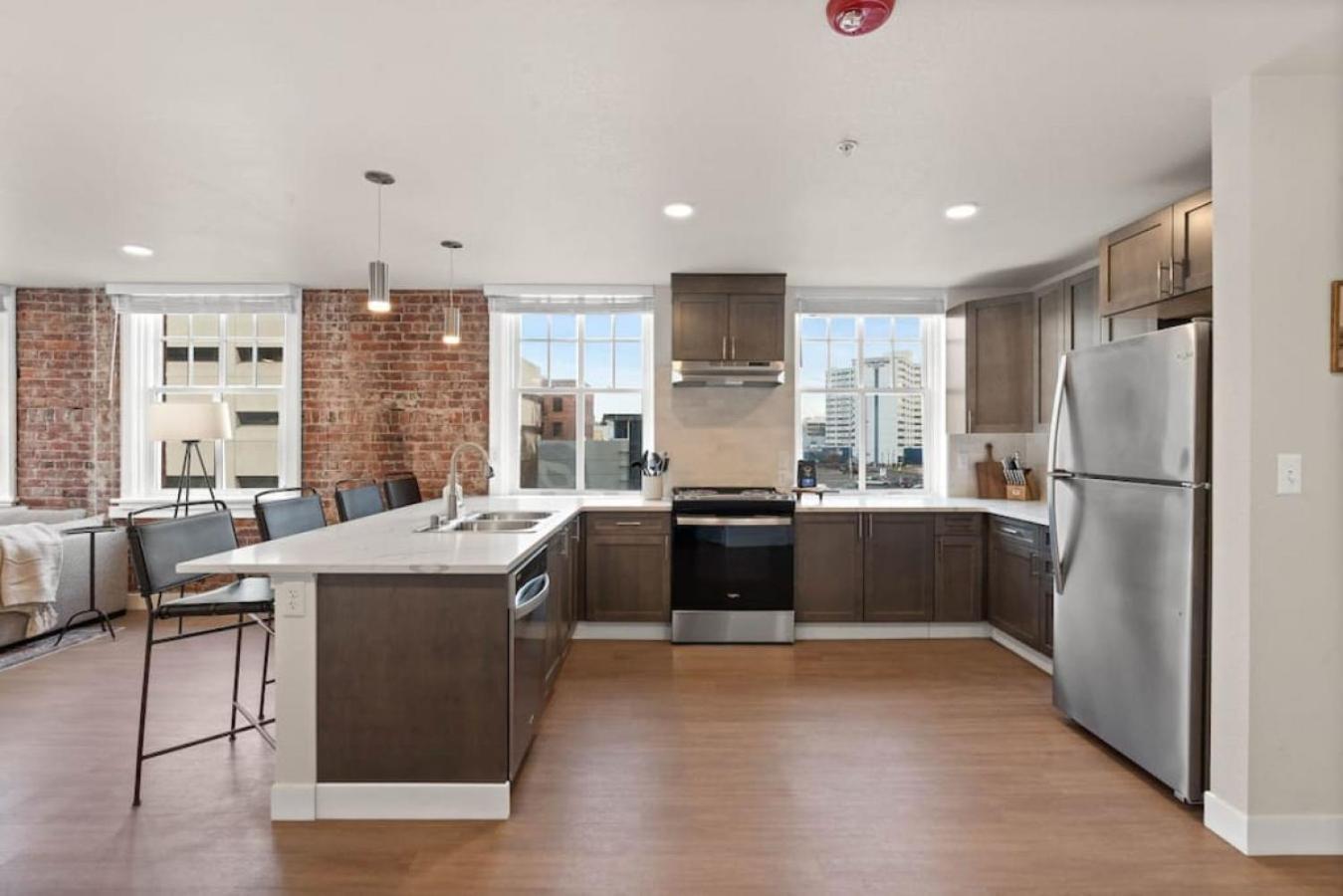 Apartment Luxury W King Beds, Pool Table, Downtown!