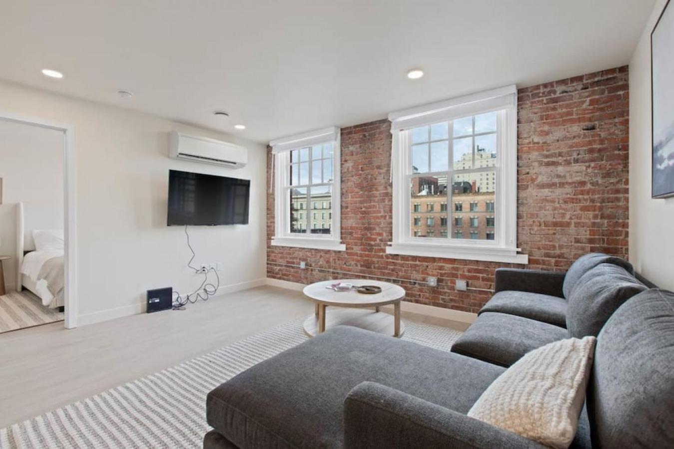 Apartment King Bed J And K On Main Luxury 402