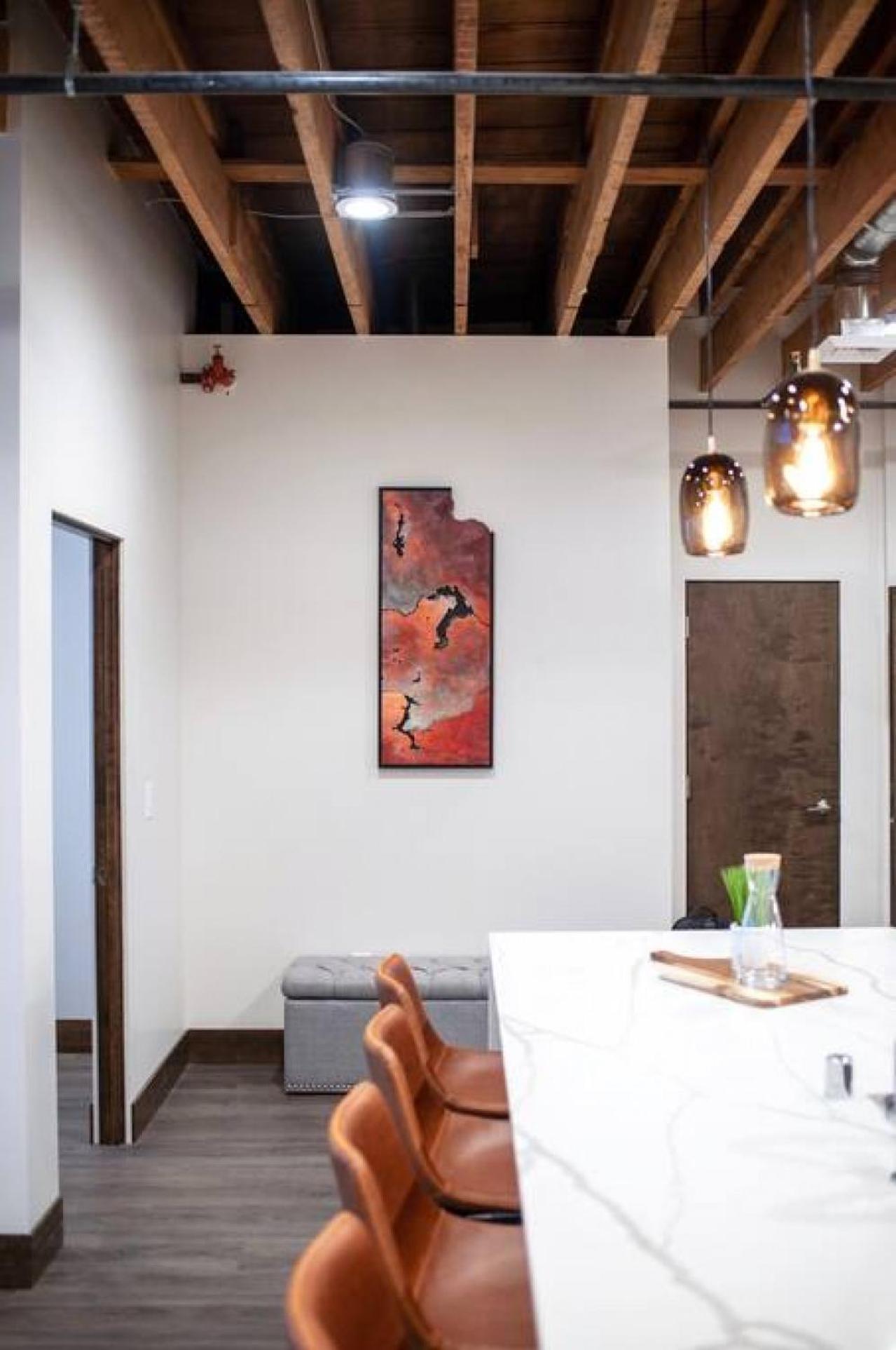 Historic Downtown Loft With King Bed And Wifi