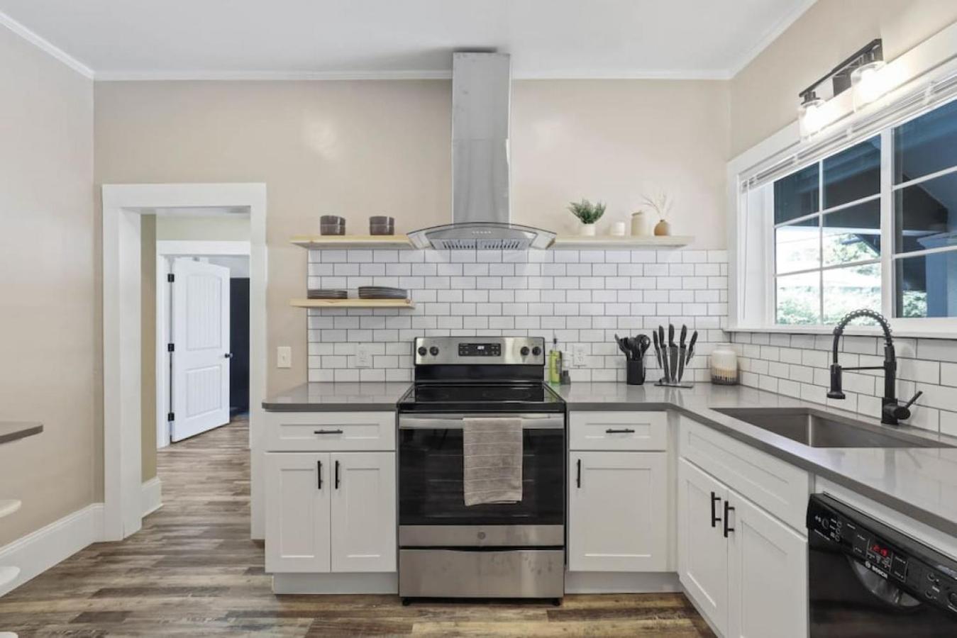 Stunning Craftsman In Manito Free Parking